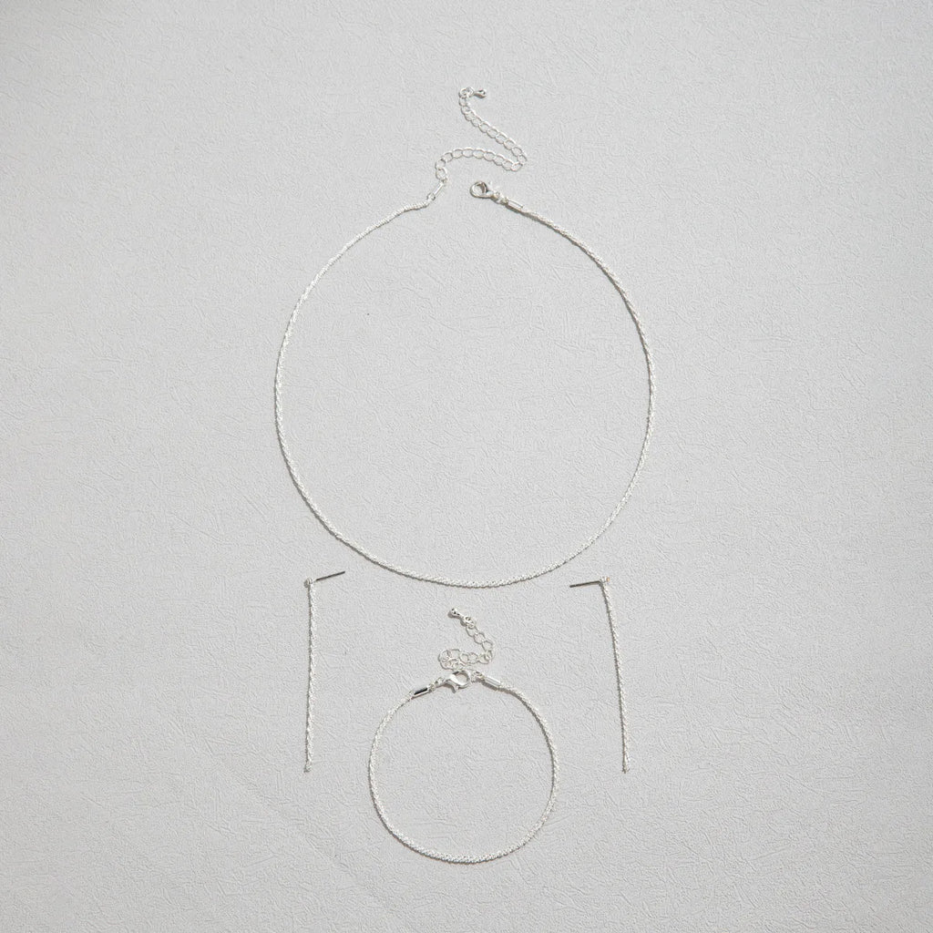 Set aus glänzend versilberten Schlüsselbeinketten, Halsketten, Armbändern und Schmuck, minimalistischen Sternenhimmel-Accessoires für Damen