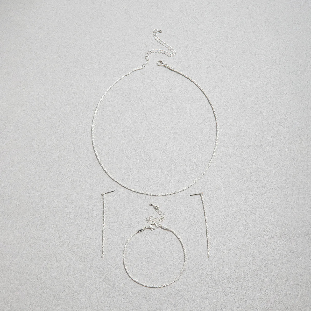 Set aus glänzend versilberten Schlüsselbeinketten, Halsketten, Armbändern und Schmuck, minimalistischen Sternenhimmel-Accessoires für Damen