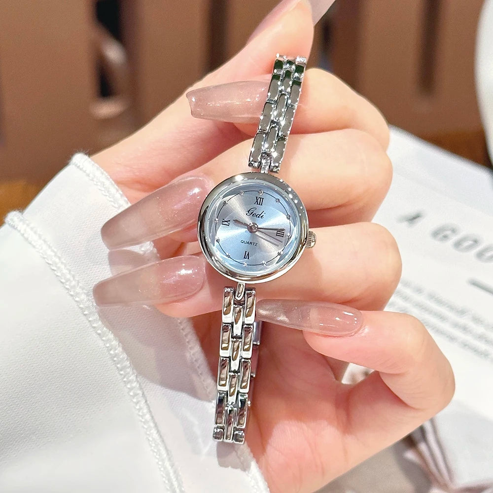 GEDI Minimalistische silberne Damenuhr, hochwertige Quarz-Damenuhr mit kleinem Zifferblatt, modisches Armbanduhr-Zubehör für den täglichen Gebrauch