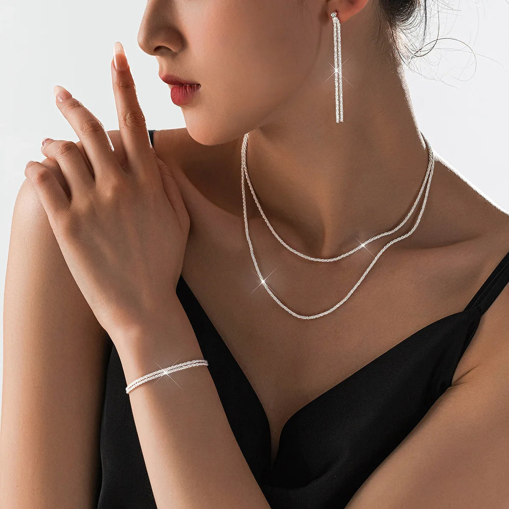 Set aus glänzend versilberten Schlüsselbeinketten, Halsketten, Armbändern und Schmuck, minimalistischen Sternenhimmel-Accessoires für Damen
