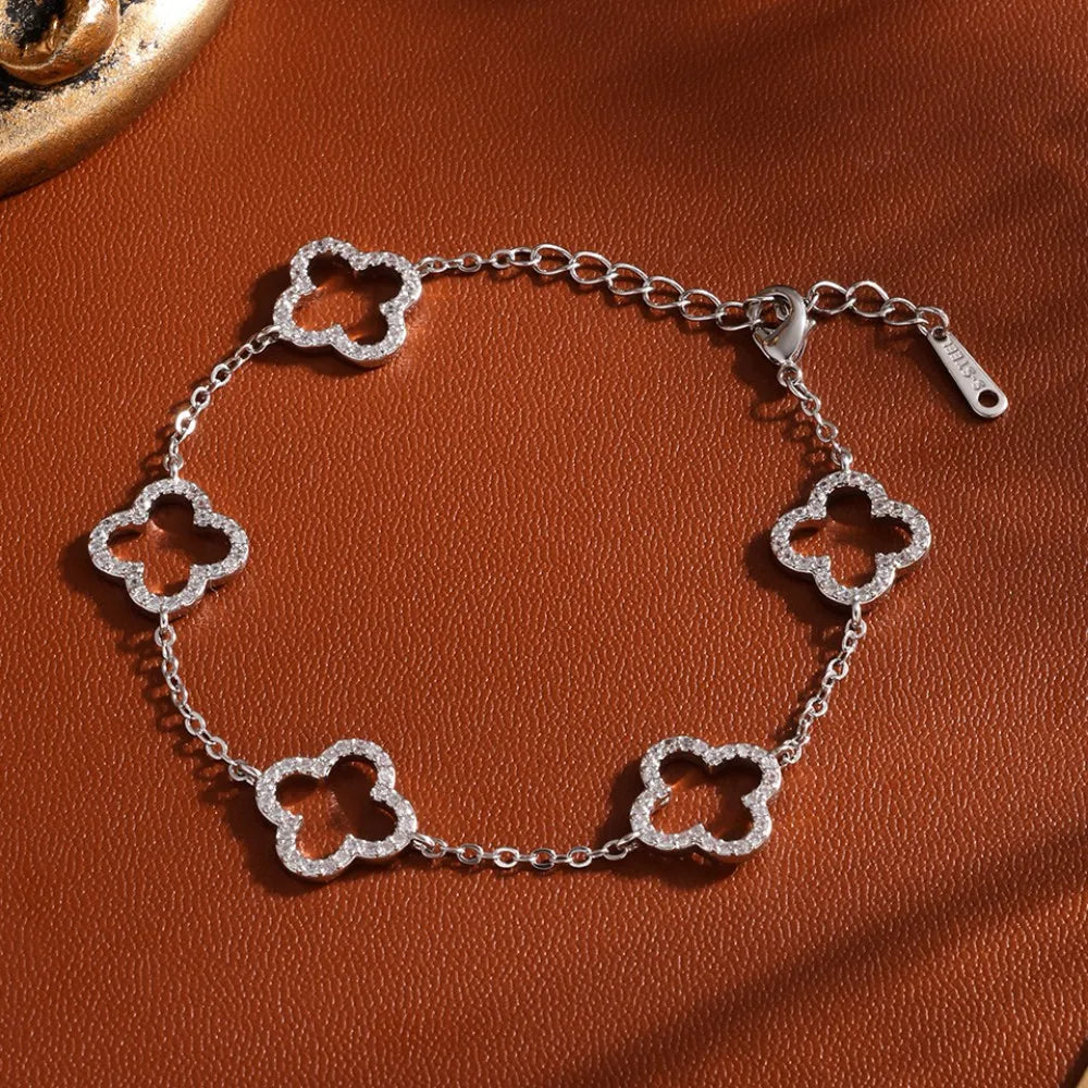 Elegantes weibliches Edelstahl-Armband mit Zirkon Vier-Blatt-Kleier-Design Hohldetail Mode-Zubehör für kleine Taille