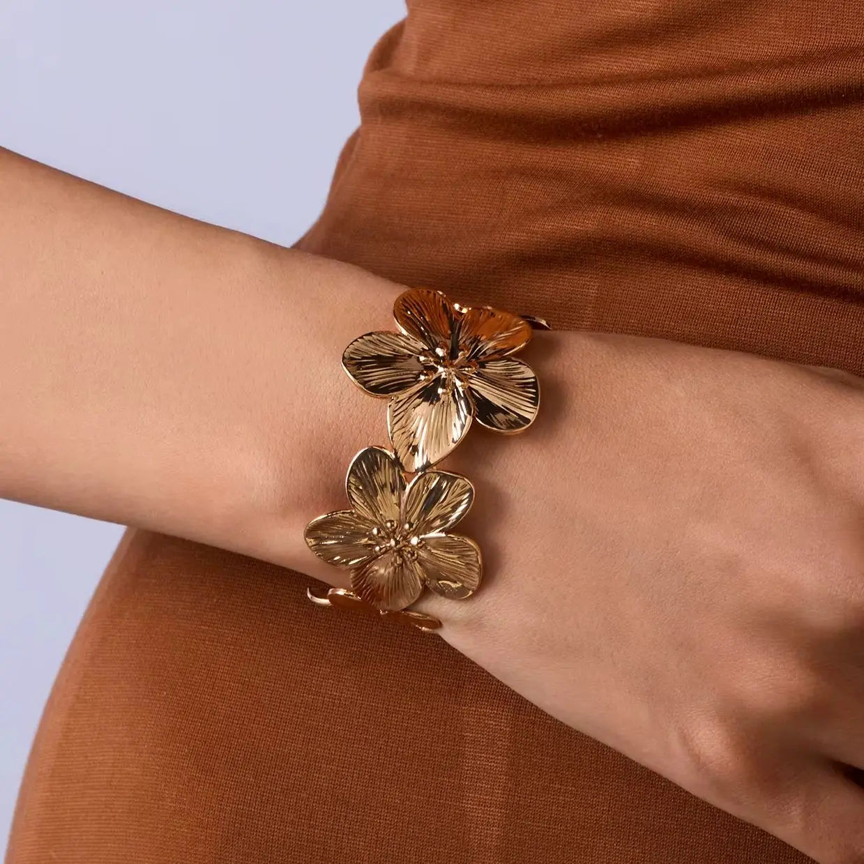 Mode Vintage Blume Manschette Armband für Frauen Trendy Gold Farbe Metall Breite Blume Öffnung Armreifen Mädchen Elegante Partei Schmuck