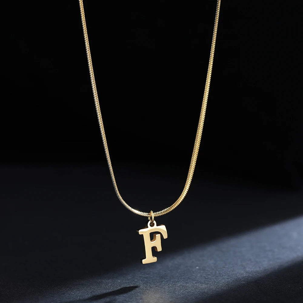 A-Z Alphabet vergoldeter Edelstahl Anhänger Halskette für Frauen Schlangenkette Anfangsbuchstabe Schlüsselbein Halsketten Kragen Schmuck