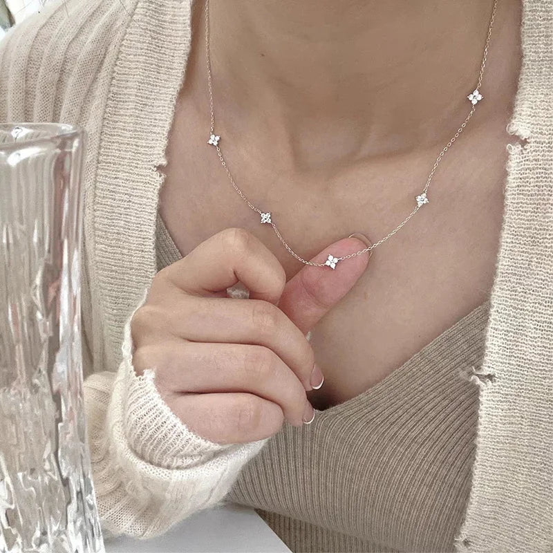 Zierliche Glücksblatt-Halskette für Damen, 925er Sterlingsilber, trendige 14-karätige Vergoldung, niedliche weiße CZ-Blumen-Anhänger-Halsketten
