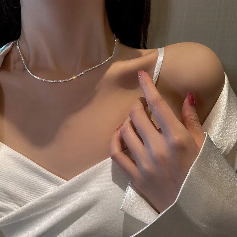 Set aus glänzend versilberten Schlüsselbeinketten, Halsketten, Armbändern und Schmuck, minimalistischen Sternenhimmel-Accessoires für Damen