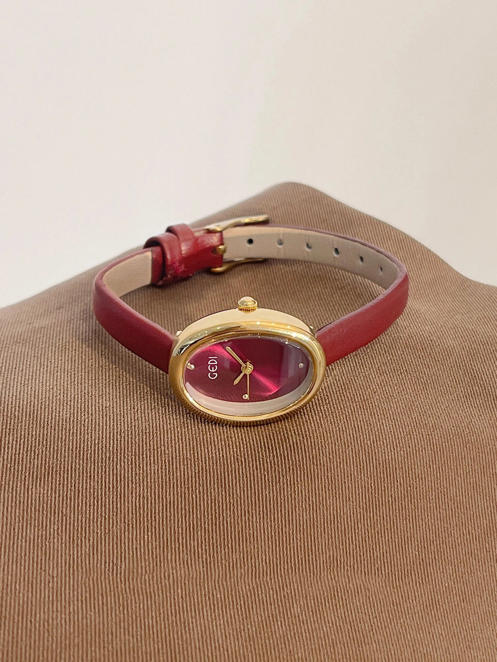 Elegante Luxus-Armbanduhren mit Lederarmband für Damen, wasserabweisender Quarzuhr mit kleinem ovalem Zifferblatt, perfektes Geschenk für Damen