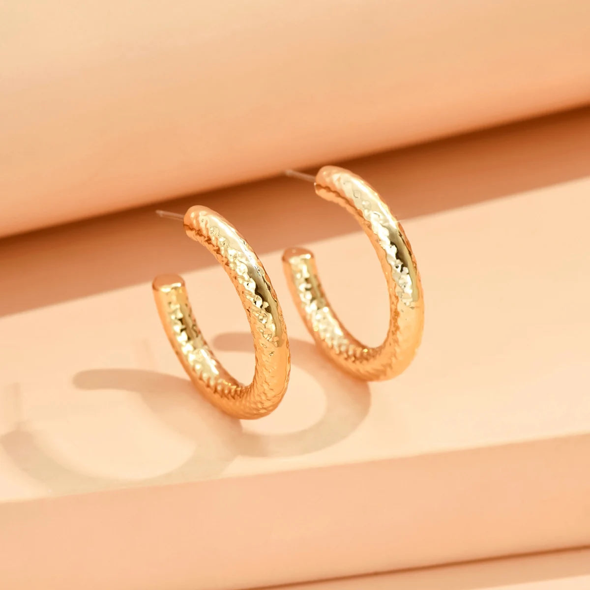 Natura Sabi Geometrische unregelmäßige metallische Farbohrringe für Frauen 2024, minimalistischer Stil, Persönlichkeitsohrringe, trendiger Schmuck, Geschenk