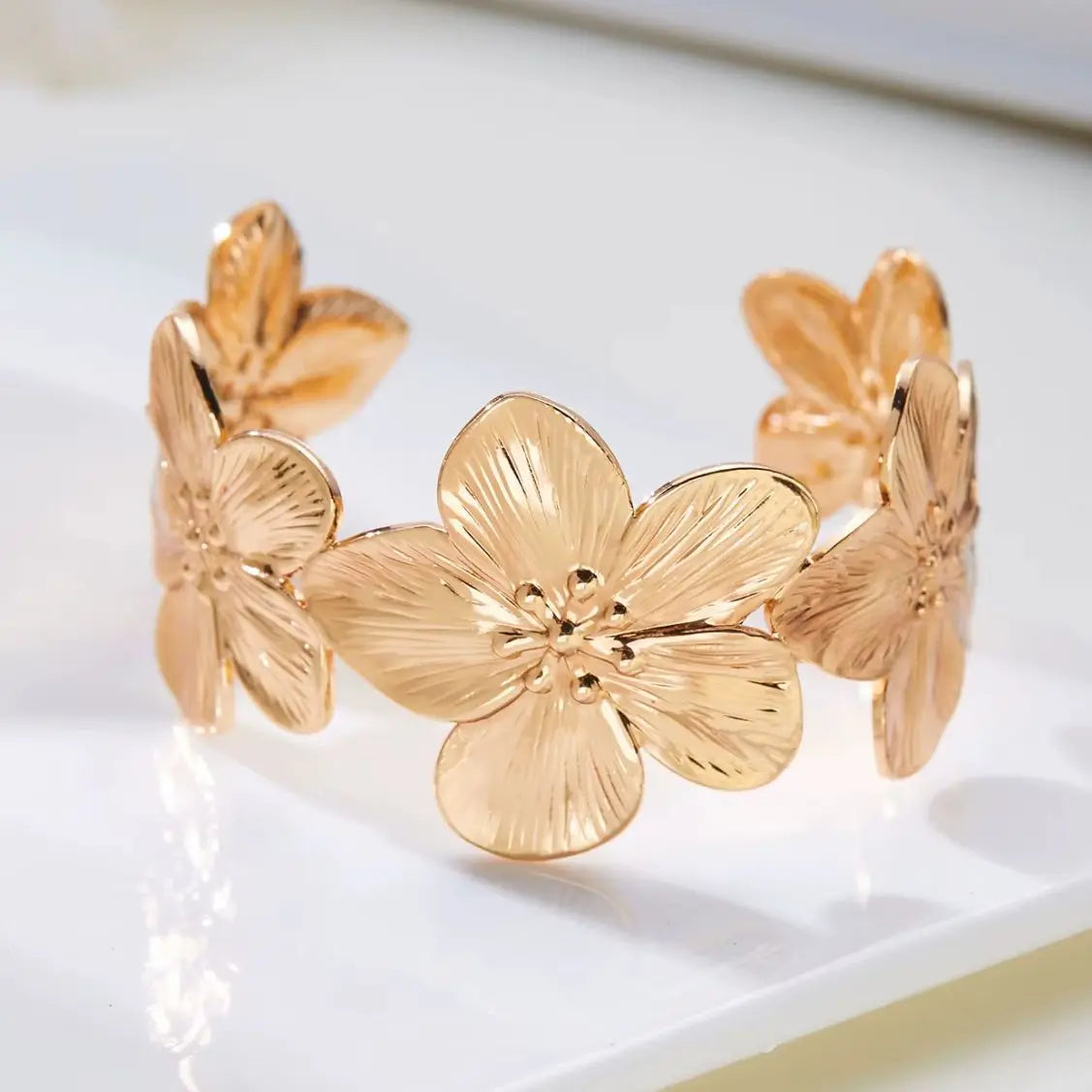 Mode Vintage Blume Manschette Armband für Frauen Trendy Gold Farbe Metall Breite Blume Öffnung Armreifen Mädchen Elegante Partei Schmuck