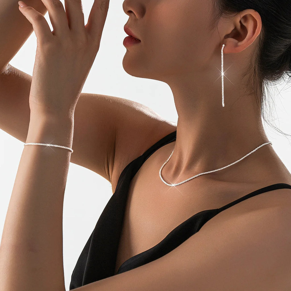 Set aus glänzend versilberten Schlüsselbeinketten, Halsketten, Armbändern und Schmuck, minimalistischen Sternenhimmel-Accessoires für Damen