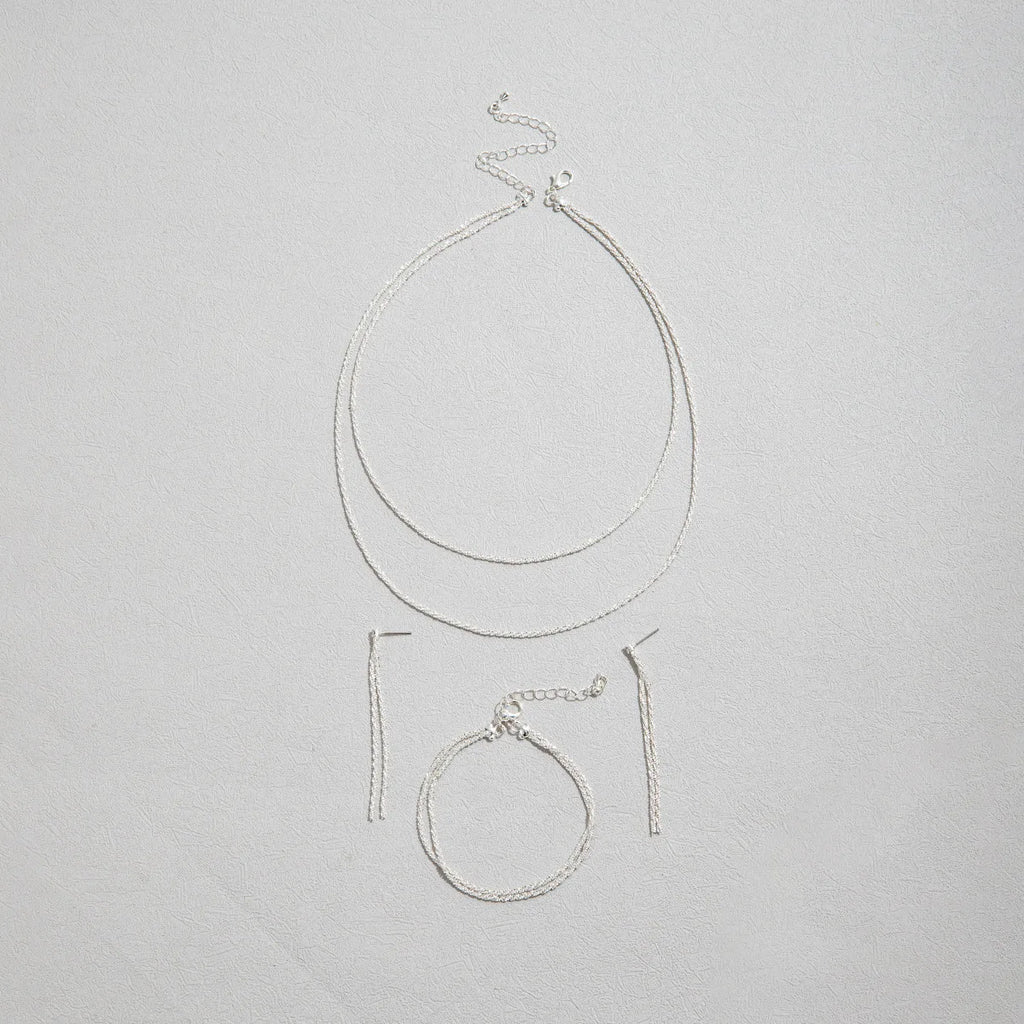Set aus glänzend versilberten Schlüsselbeinketten, Halsketten, Armbändern und Schmuck, minimalistischen Sternenhimmel-Accessoires für Damen