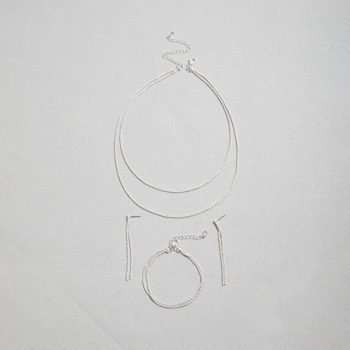 Set aus glänzend versilberten Schlüsselbeinketten, Halsketten, Armbändern und Schmuck, minimalistischen Sternenhimmel-Accessoires für Damen