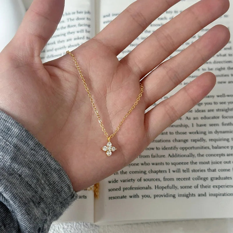 Zierliche Glücksblatt-Halskette für Damen, 925er Sterlingsilber, trendige 14-karätige Vergoldung, niedliche weiße CZ-Blumen-Anhänger-Halsketten