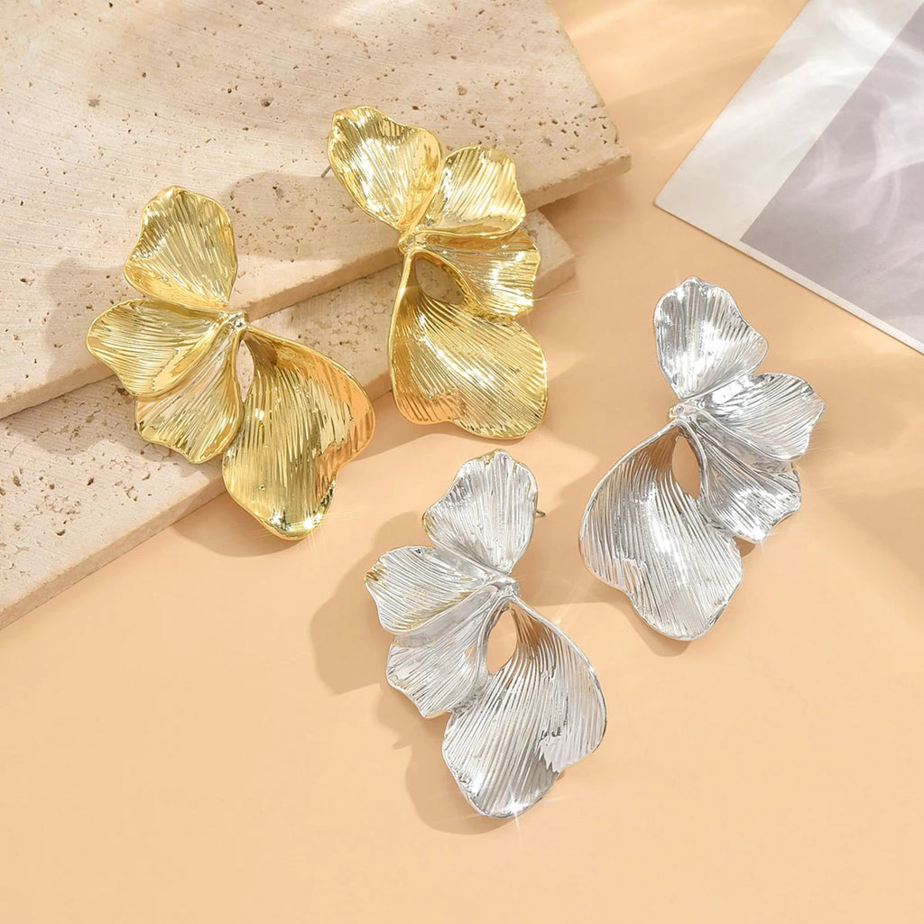 Elegante Ginkgo Blätter Halbe Blume Ohrstecker für Frauen Design Sinn Gold Farbe Blütenblätter Piercing Ohrringe Damen Schmuck