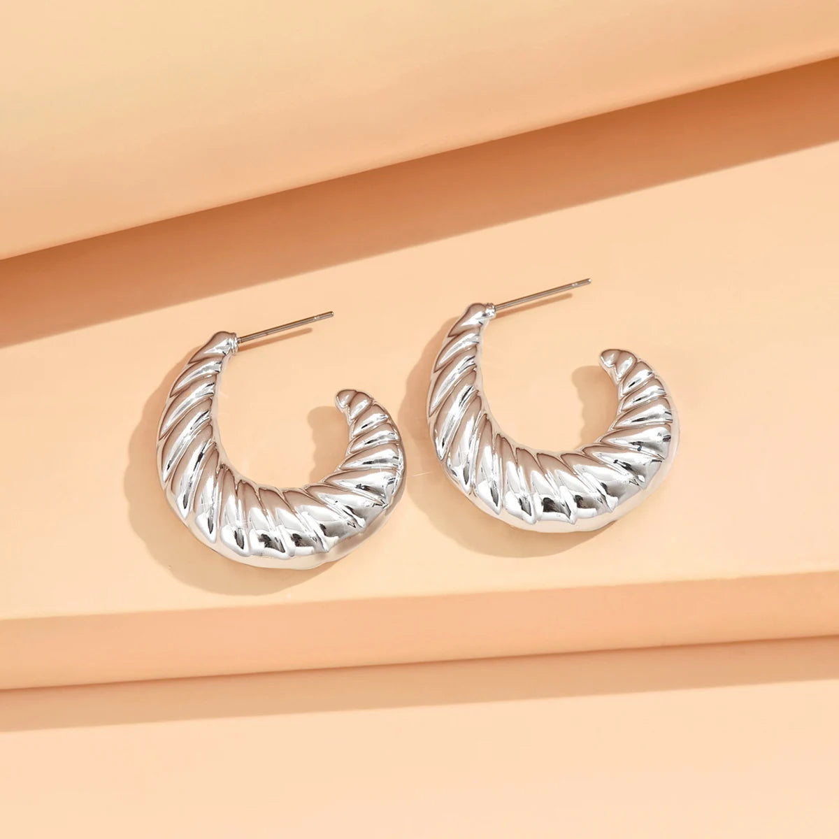 Natura Sabi Geometrische unregelmäßige metallische Farbohrringe für Frauen 2024, minimalistischer Stil, Persönlichkeitsohrringe, trendiger Schmuck, Geschenk